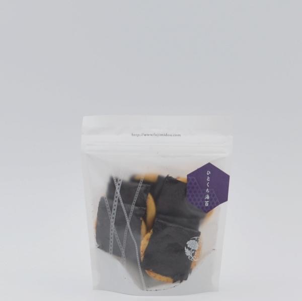 Rice cracker with seaweed leaves soy sauce flavour